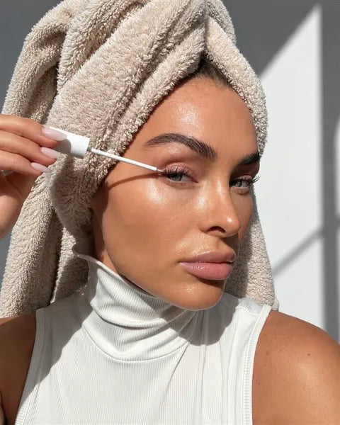 Model using a LashOriginals serum